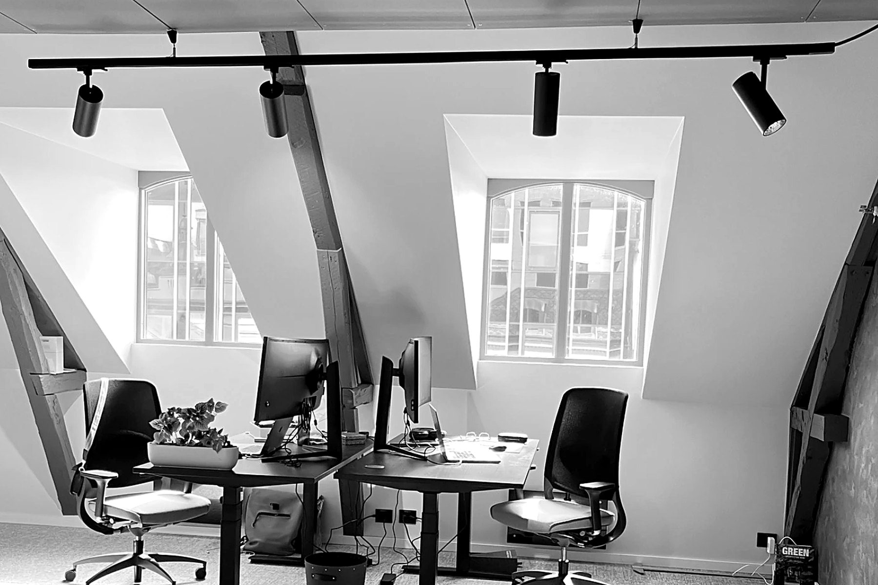 Studioet i Kristiansand: lyst loftsrom med takbjelker, kvistvinduer og arbeidsplasser