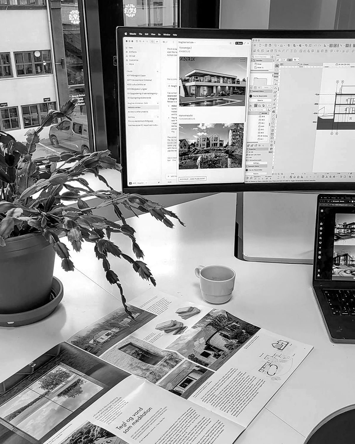 Studioet i Oslo: arbeidsplass ved store vinduer med utsikt over byen